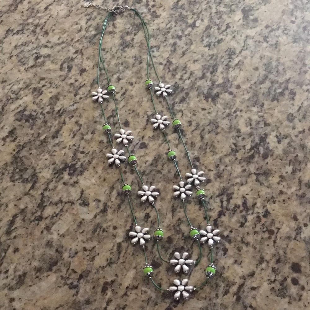 Long green daisy necklace